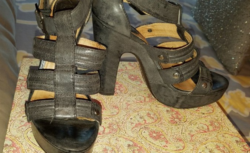 Frye strappy sandals 7M in indigo blue EUC